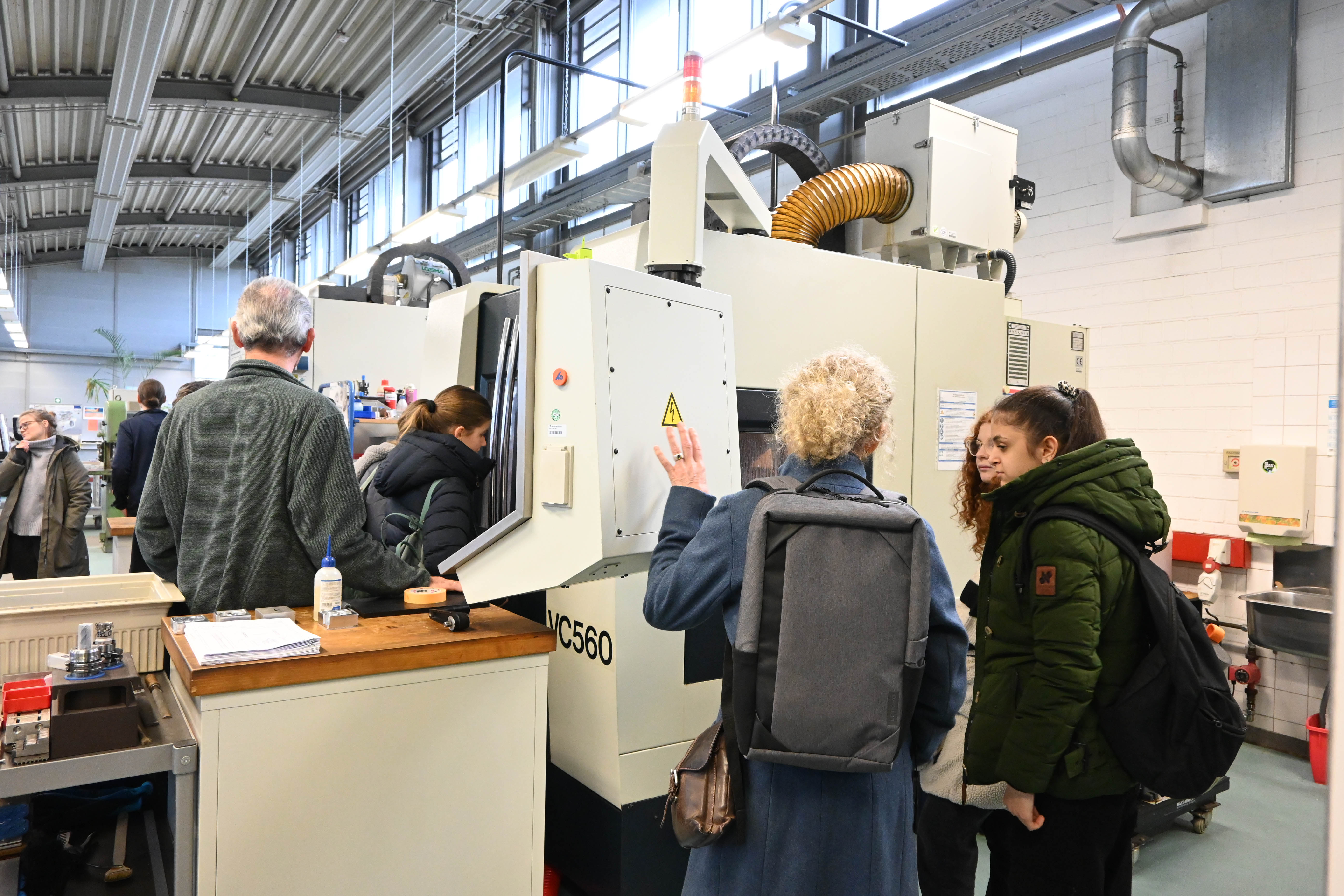 Zentralwerkstatt der FH Kiel. Im Vordergrund eine Maschine.