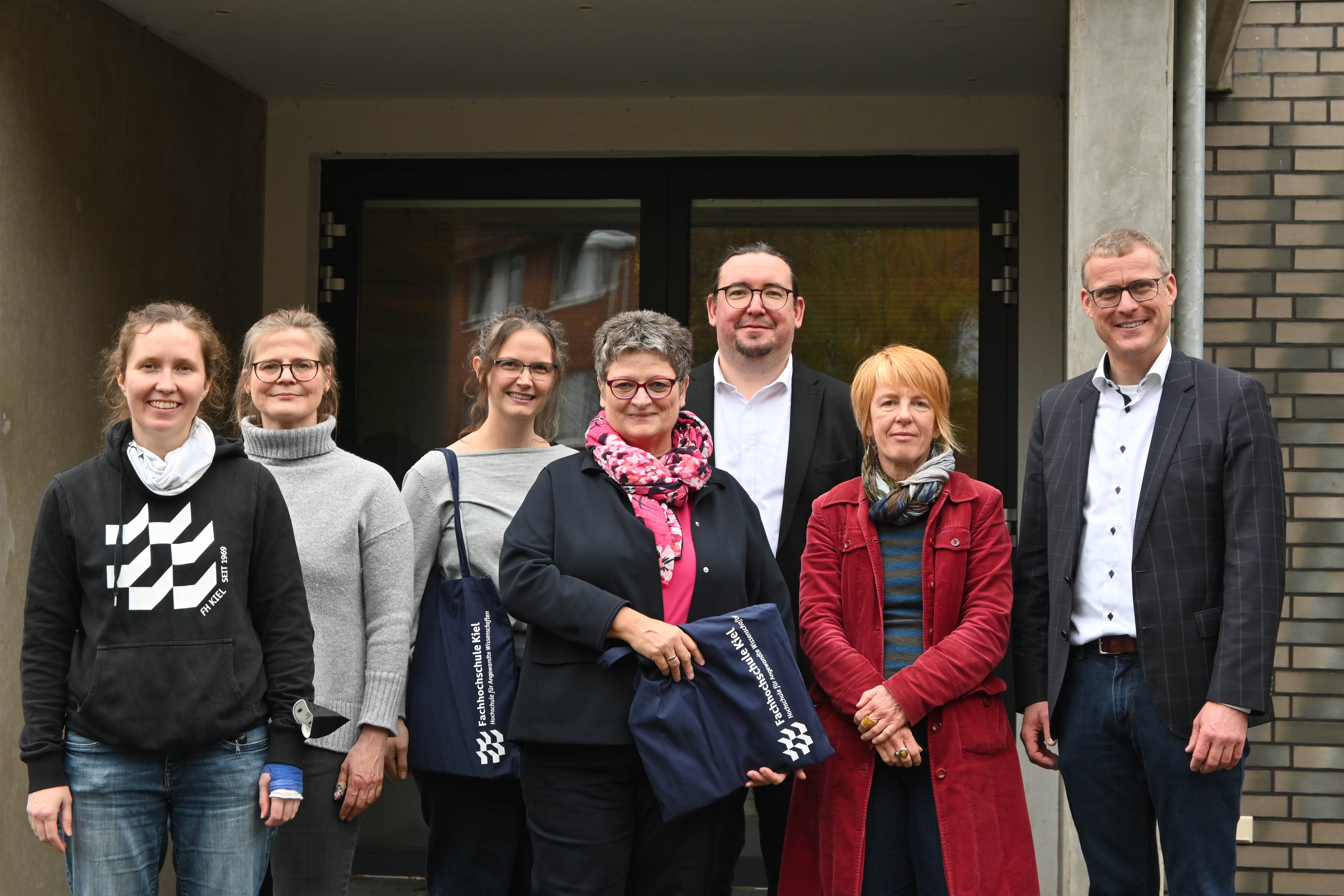 v.l.n.r.: Sabrina J. Schönfeld, Programmleiterin Jugendcampus, Annika Frenzke und Kerstin Großmann, Referat für Wissenschaft der Stadt Kiel, Renate Treutel, Bürgermeisterin für Bildung, Jugend, Kultur und Kreative Stadt, Frauke Schäfer, Pressesprecherin der FH Kiel und Björn Christensen, Präsident der FH Kiel