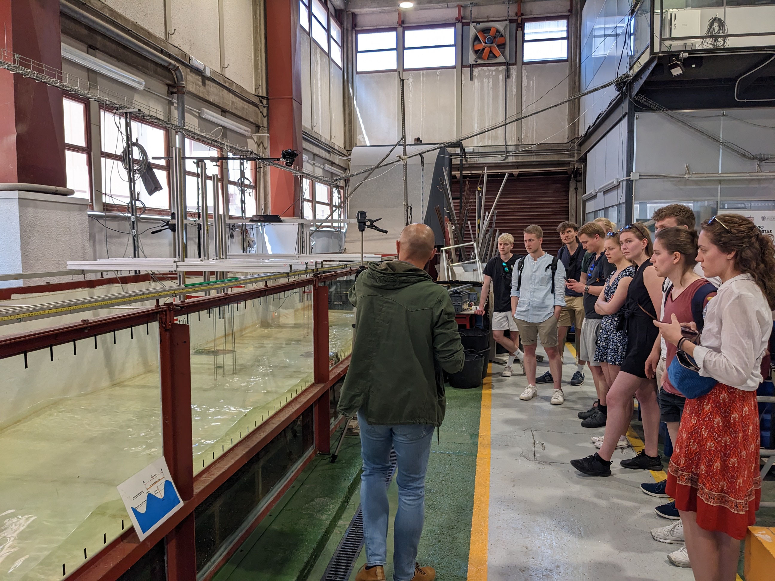 Studierende des Studiengangs Bauwesen der FH Kiel stehen am Wellenkanal der UP Valencia