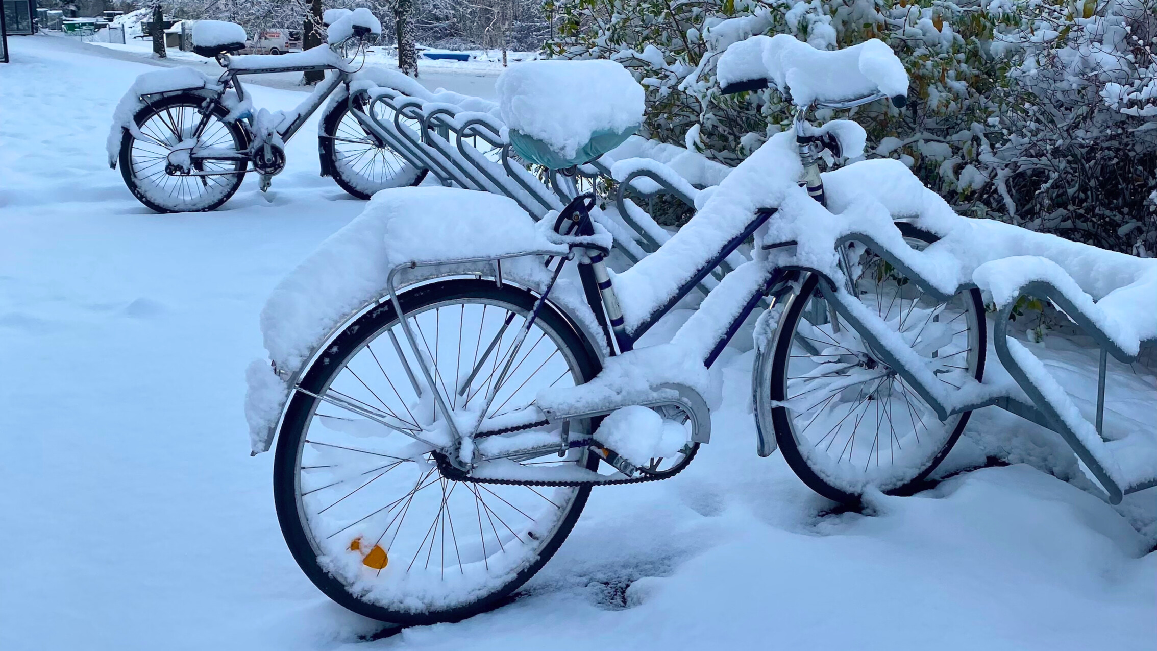 ein eingeschneites Fahrrad