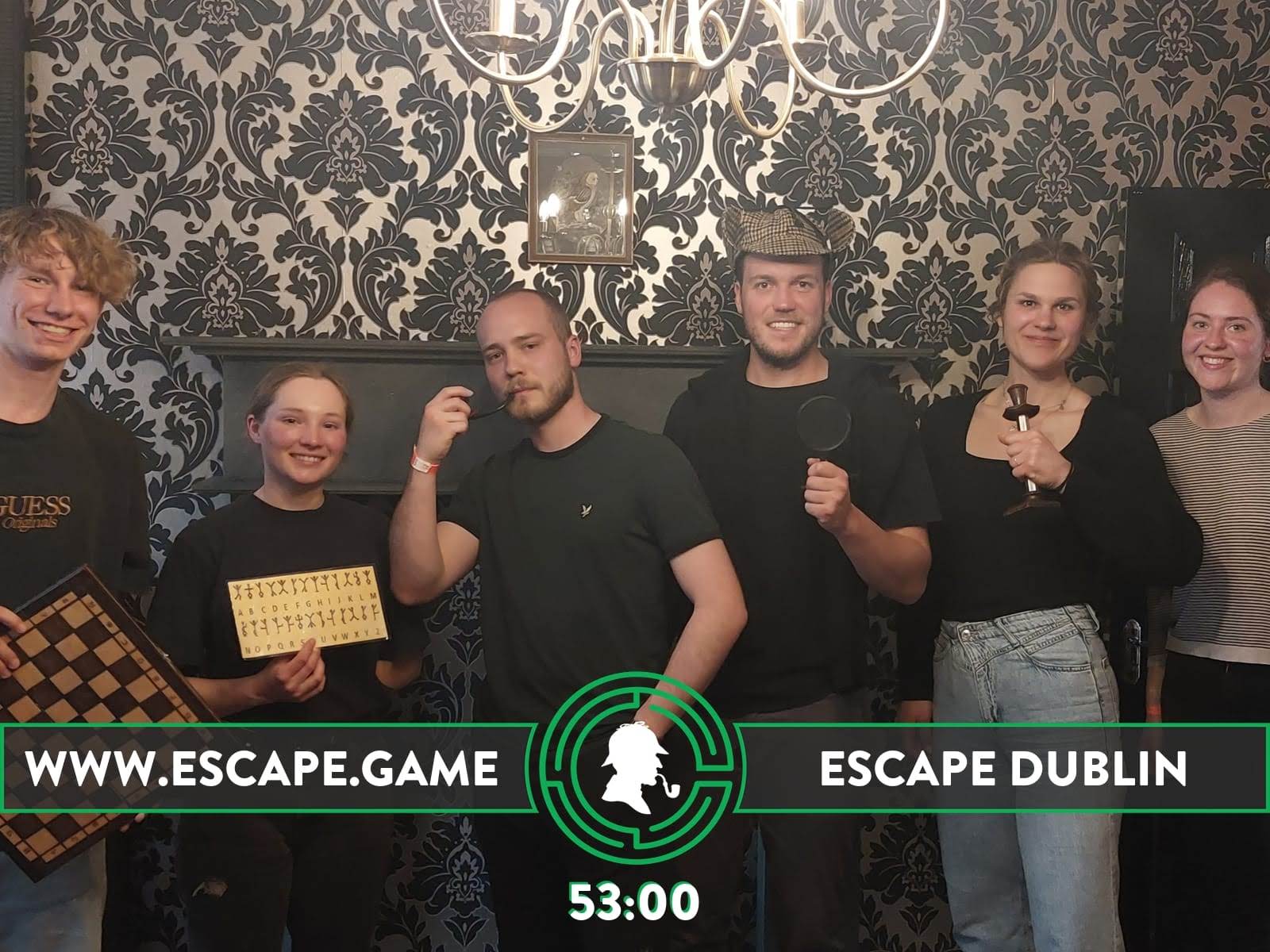 eine Gruppe von FH-Studierenden im Escape Room