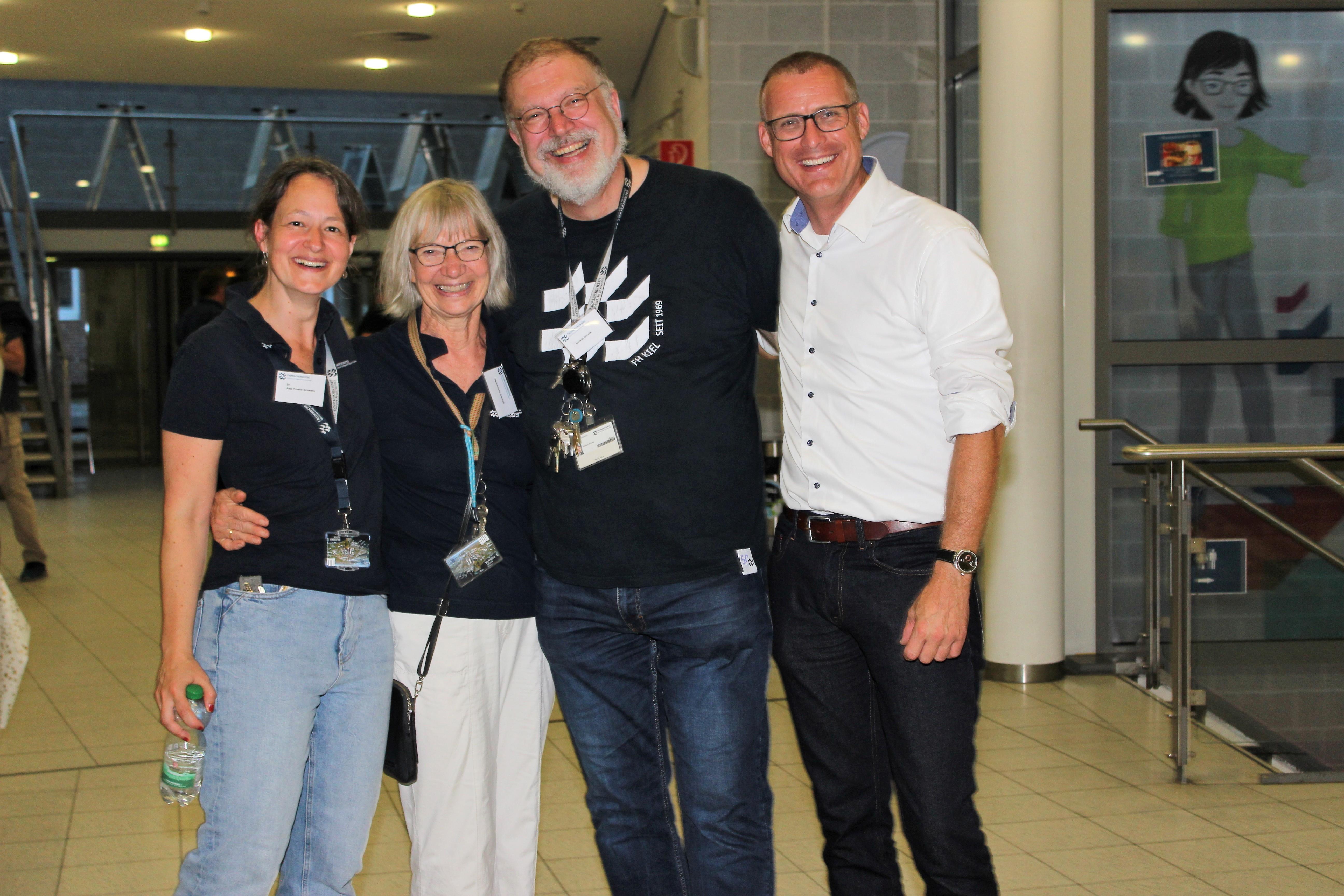 FH-Kanzlerin Dr. Anja Franke Schwenk und FH-Präsident Prof. Dr. Björn Christensen rahmen Heidemarie Goerigk und Markus Schack vom Zentrum für Kultur- und Wissenschaftskommunikation anlässlich der Museumsnacht in Kiel ein