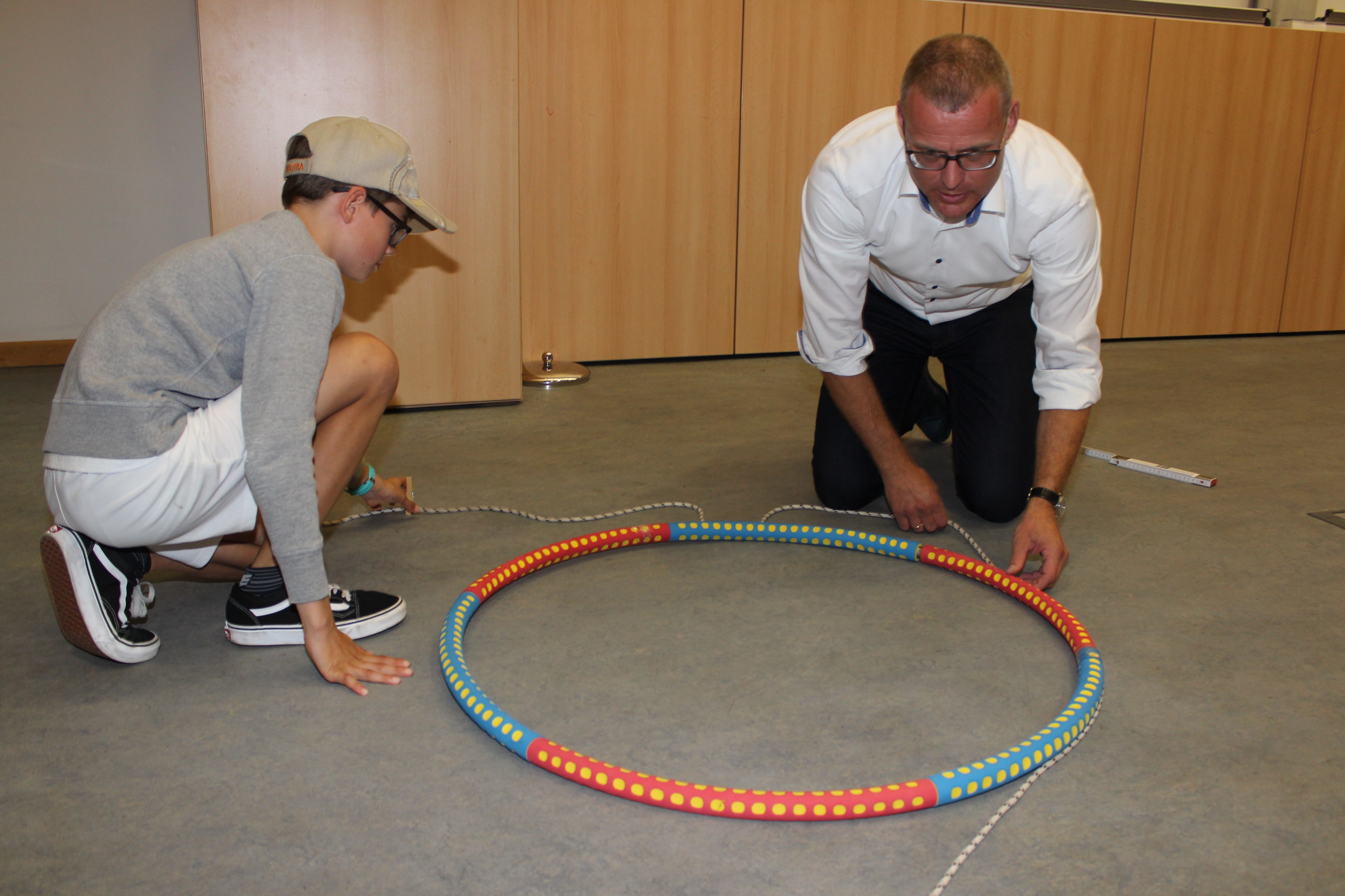 Justus und Prof. Dr. Björn Christensen vermessen bei der Museumsnacht einen Hula-Hoop-Reifen