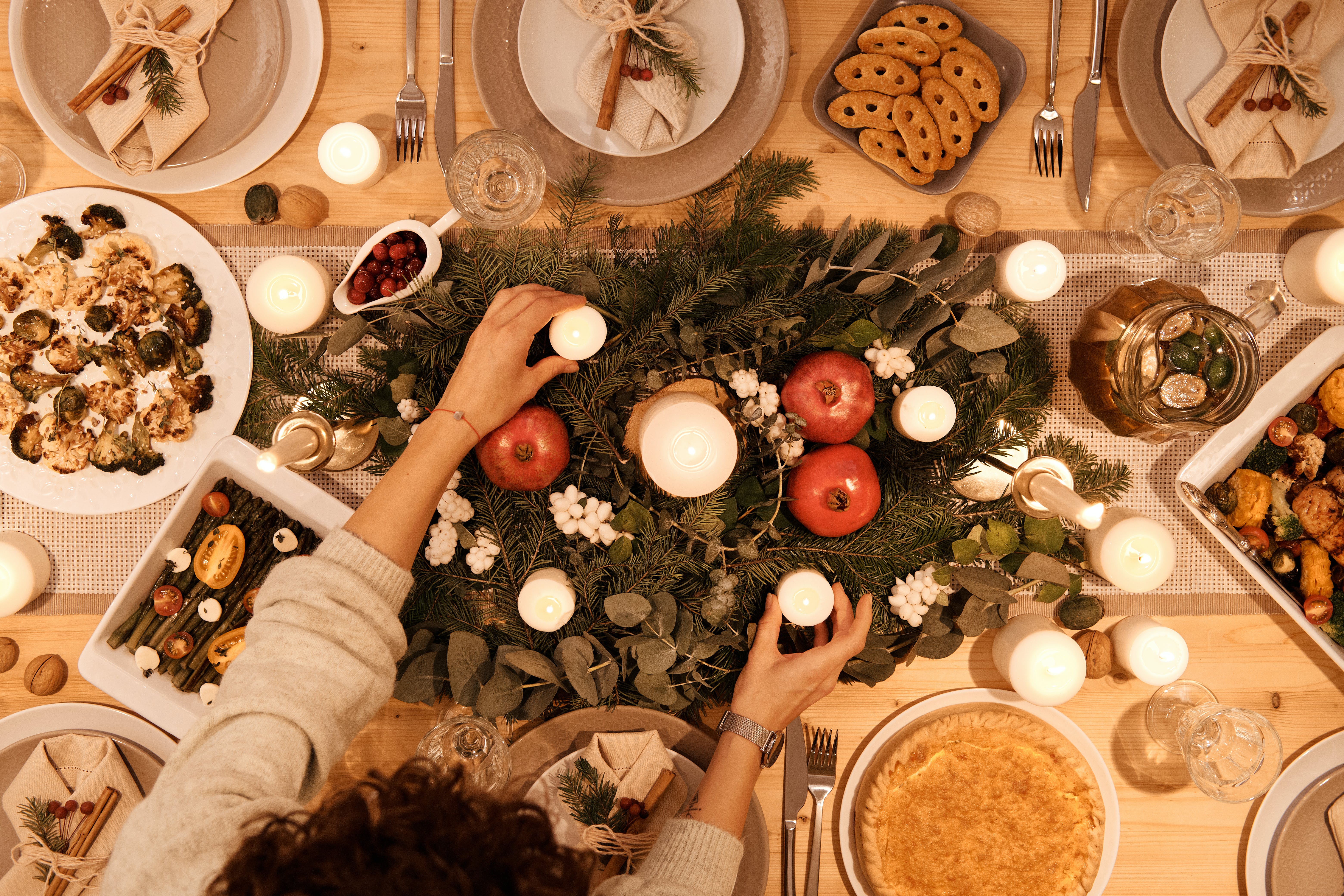 Vogelperpektive: Ein gedeckter Tisch. In der Mitte steht ein Adventskranz