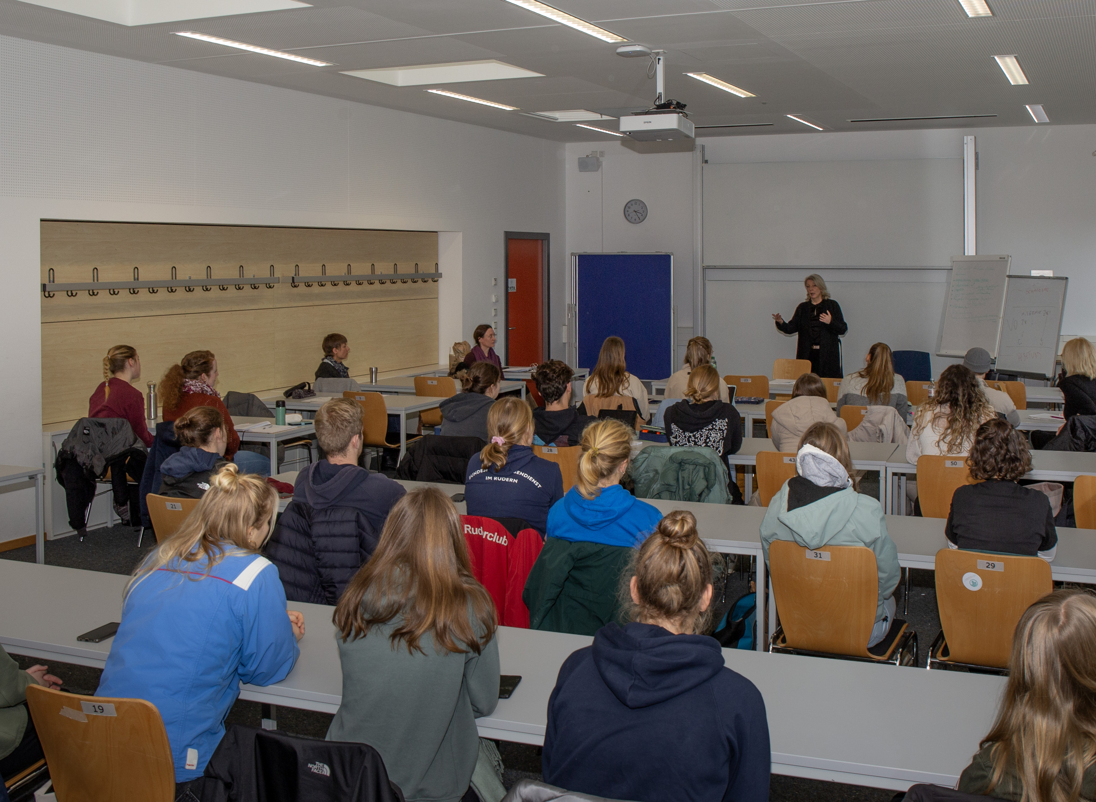 Studierende der Sozialen Arbeit im Gespräch mit Michaela Pries, Landesbeauftragte für Menschen mit Behinderung