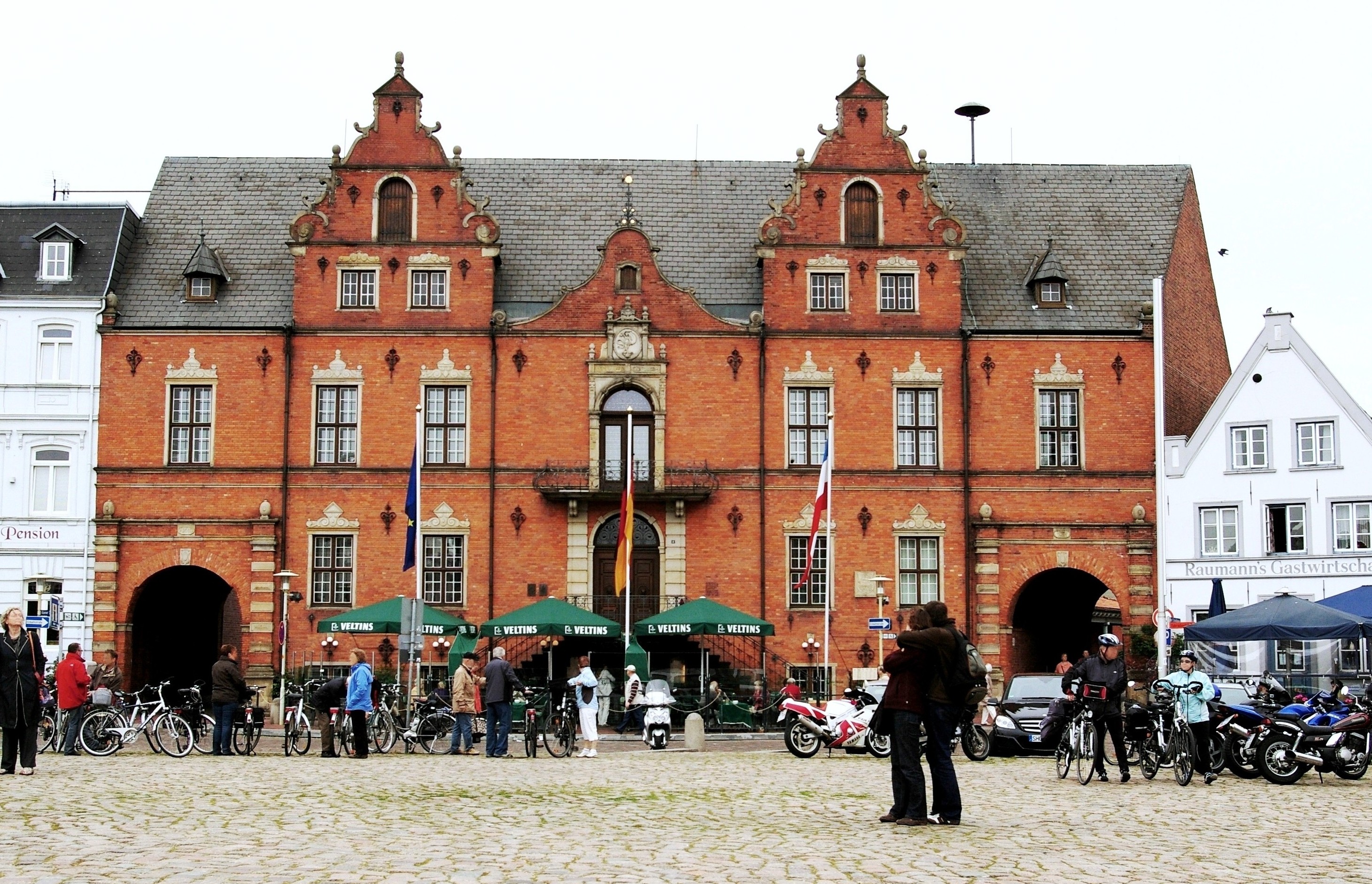 Das Glückstädter Rathaus mit rotem Backstein.