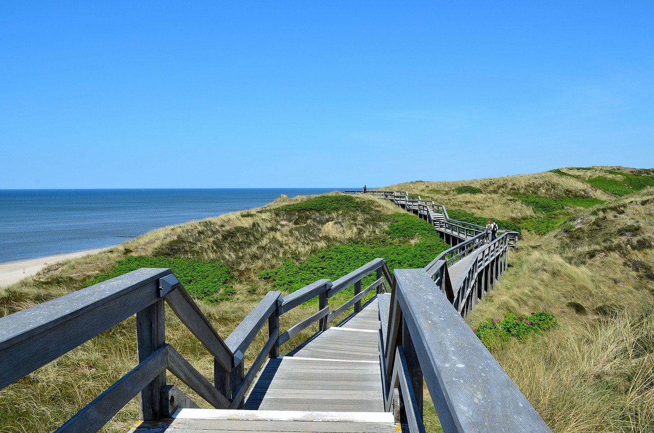 Eine Holzpromenade über Dünen