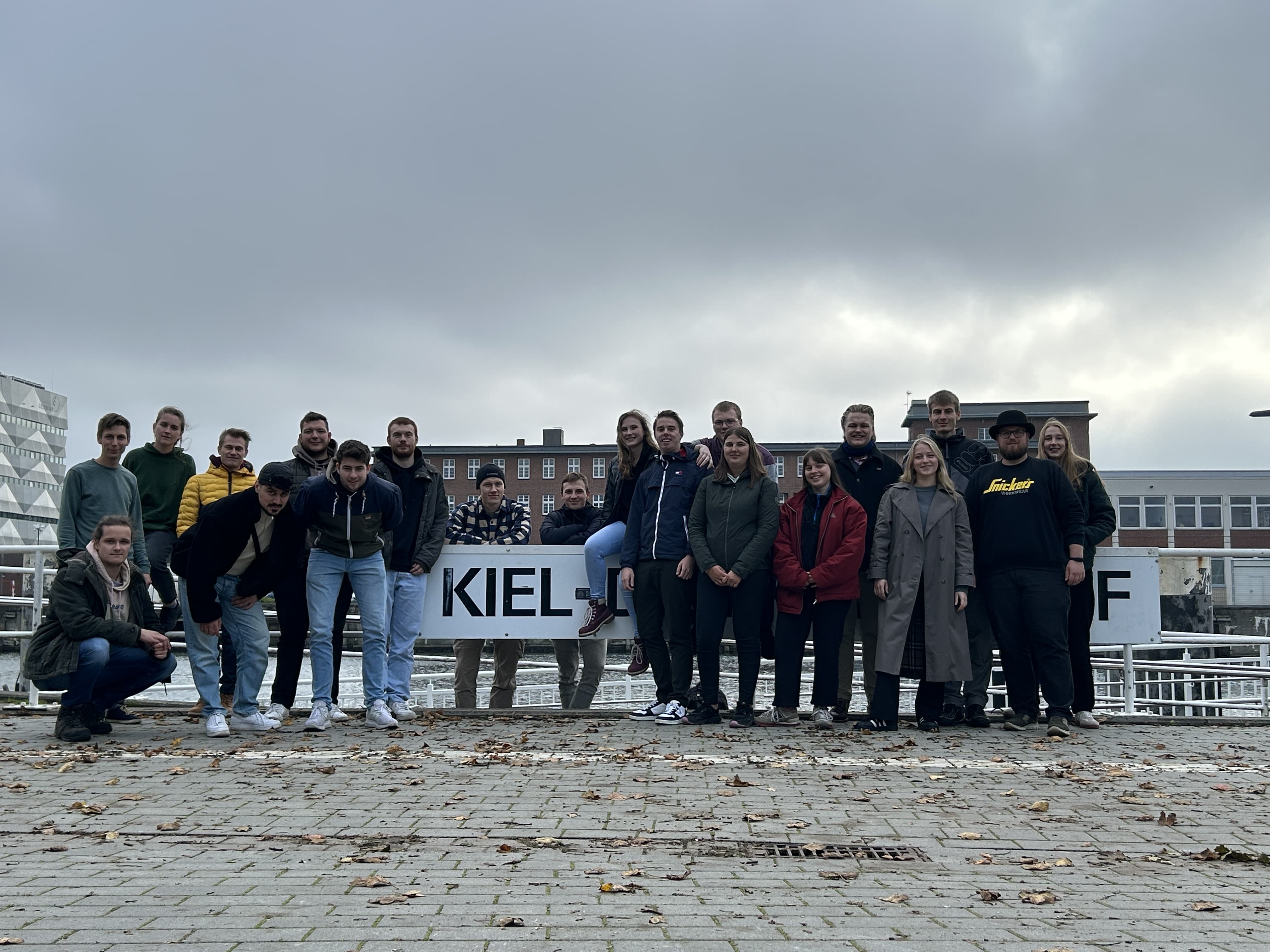 Studierende stehen am Fähranleger Dietrichsdorf