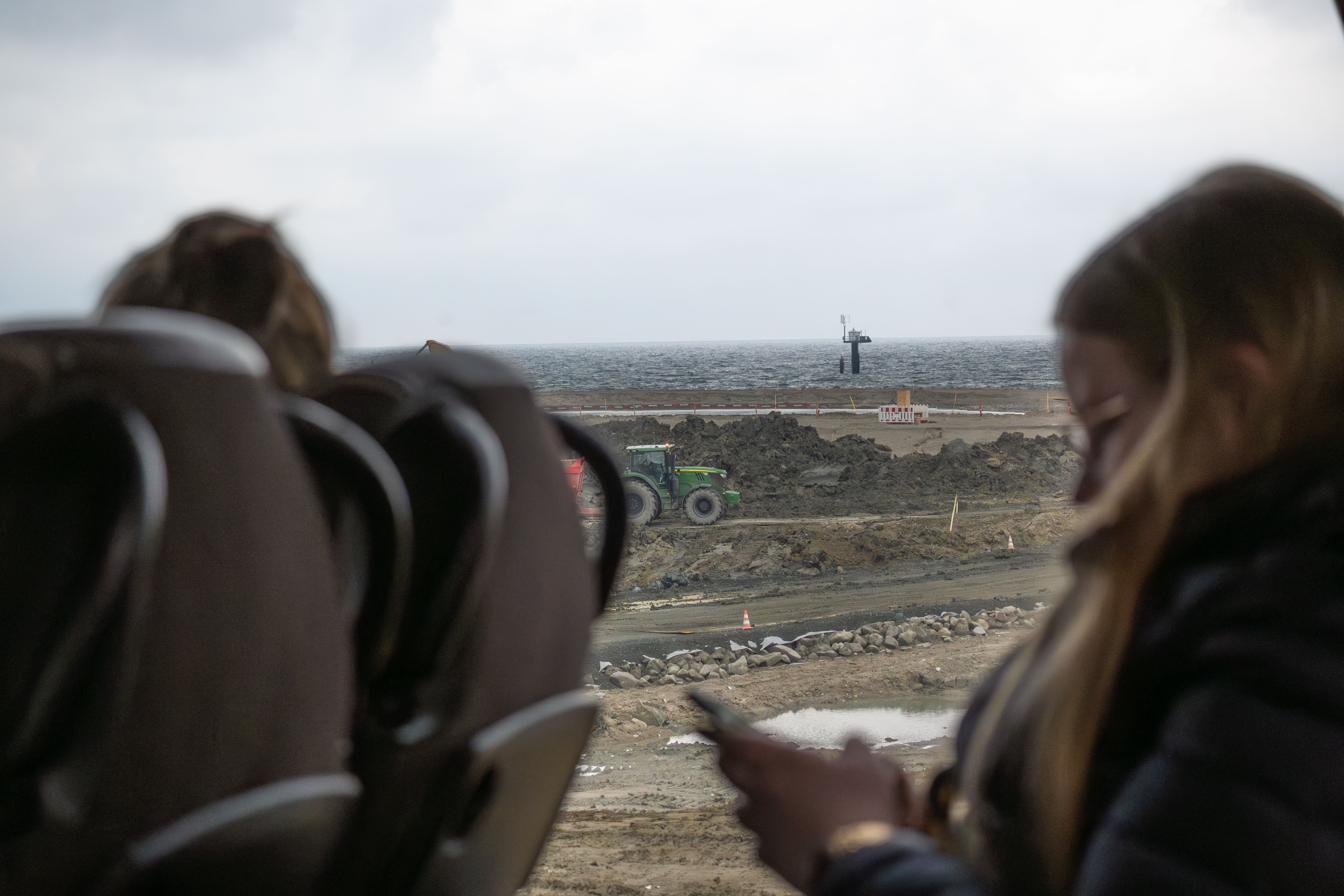 Blick aus dem Fenster des Busses auf die Baustelle.