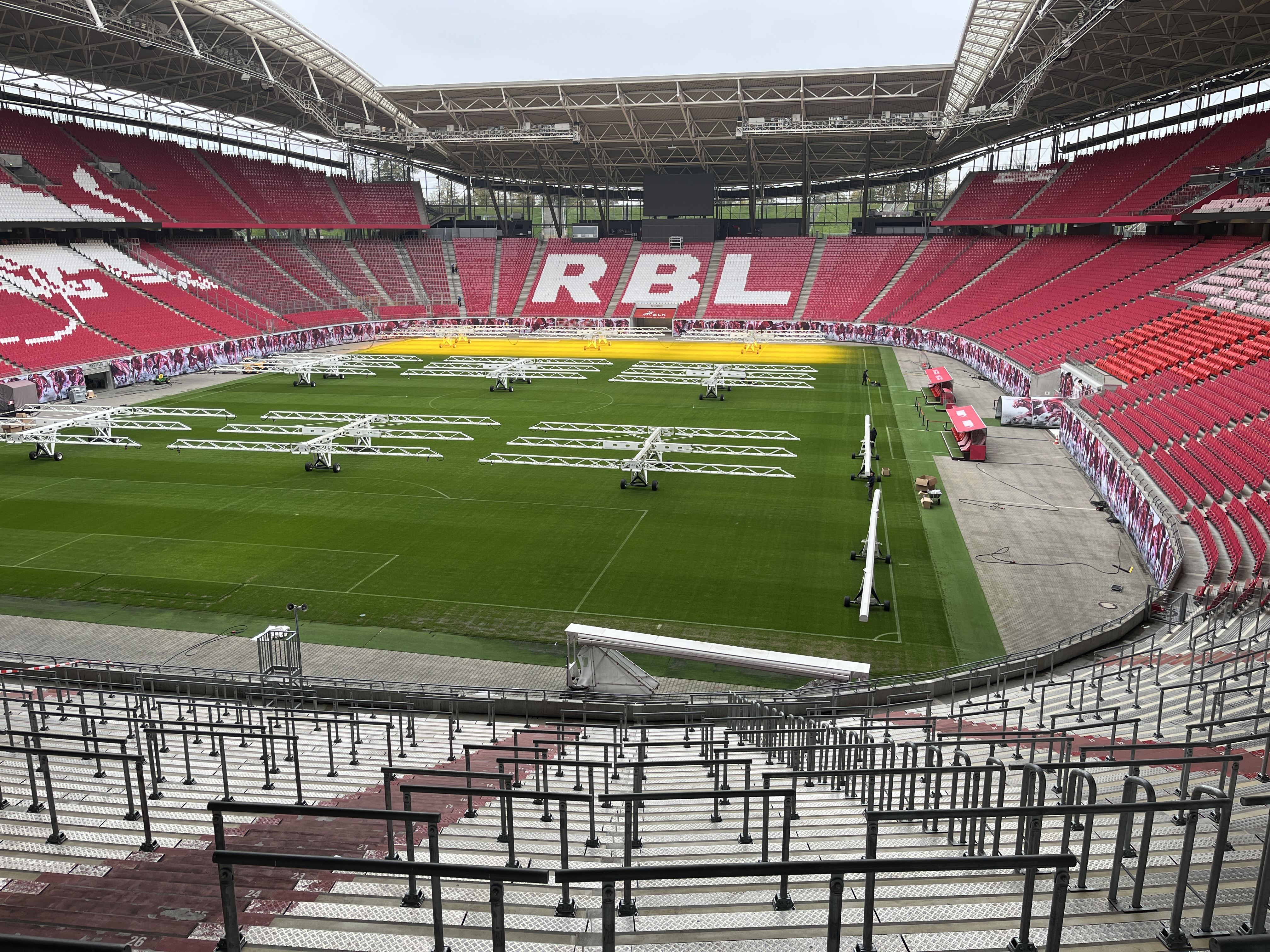 Blick ins Stadion bei der Besichtigung der Red Bull Arena von RB Leipzig.