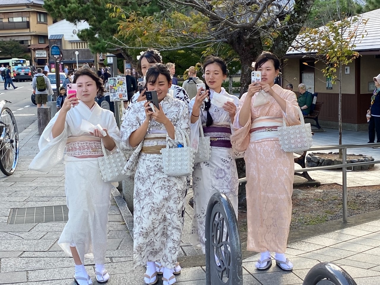 Frauen im Kimono in Japan mit Smartphone in der Hand