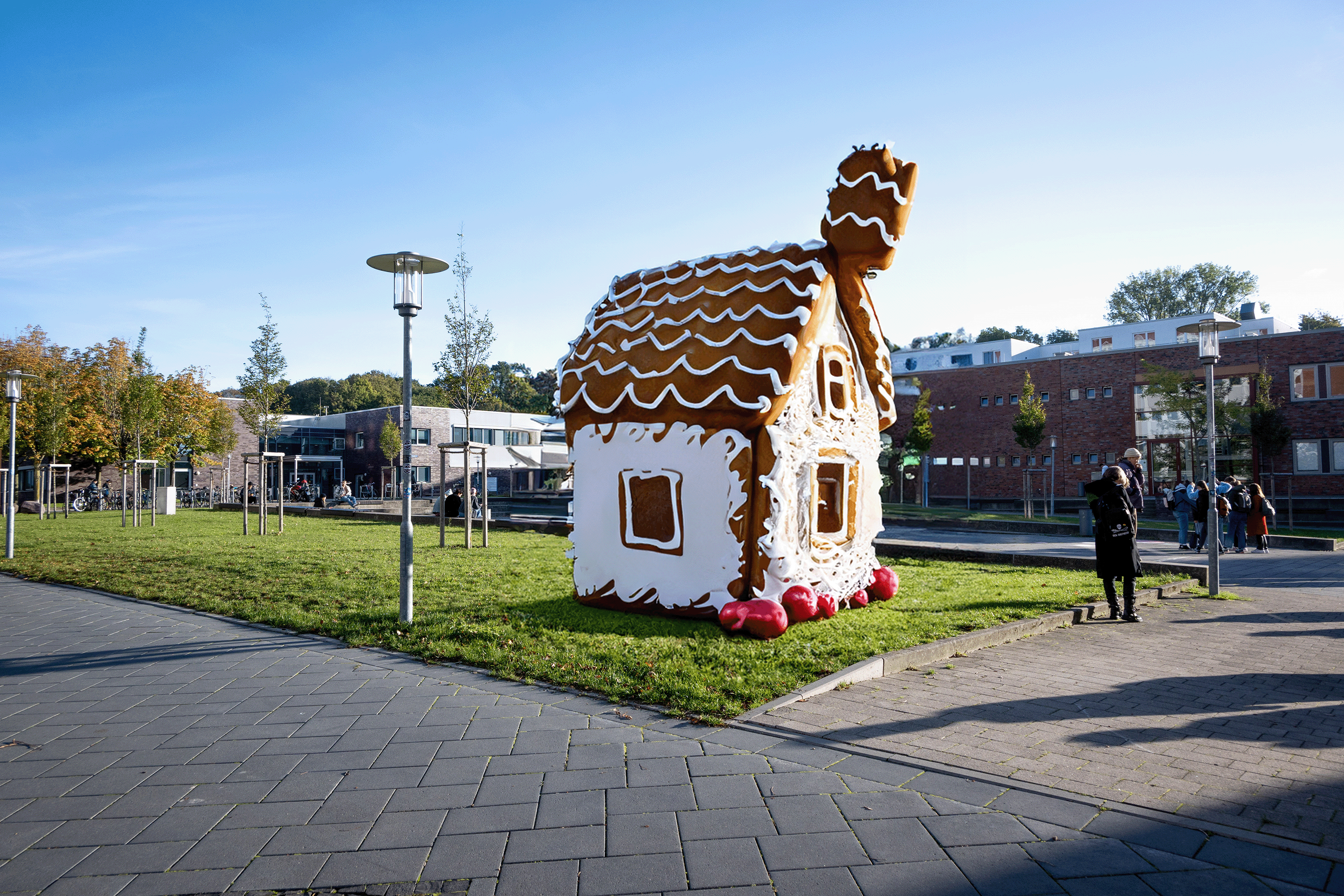 Der Sokratesplatz auf dem ein Lebkuchenhaus steht.