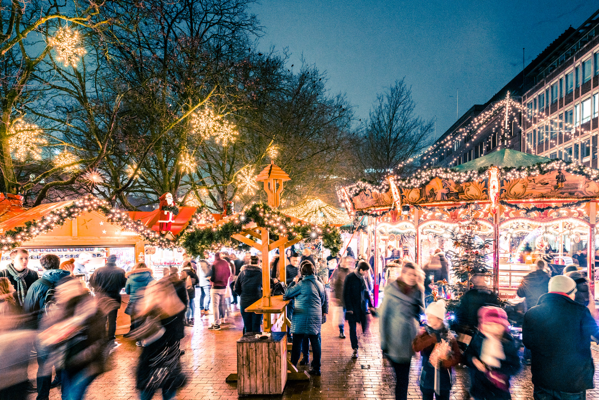 Blick in die Kieler Fußgängerzone, wo gerade der Weihnachtsmarkt läuft