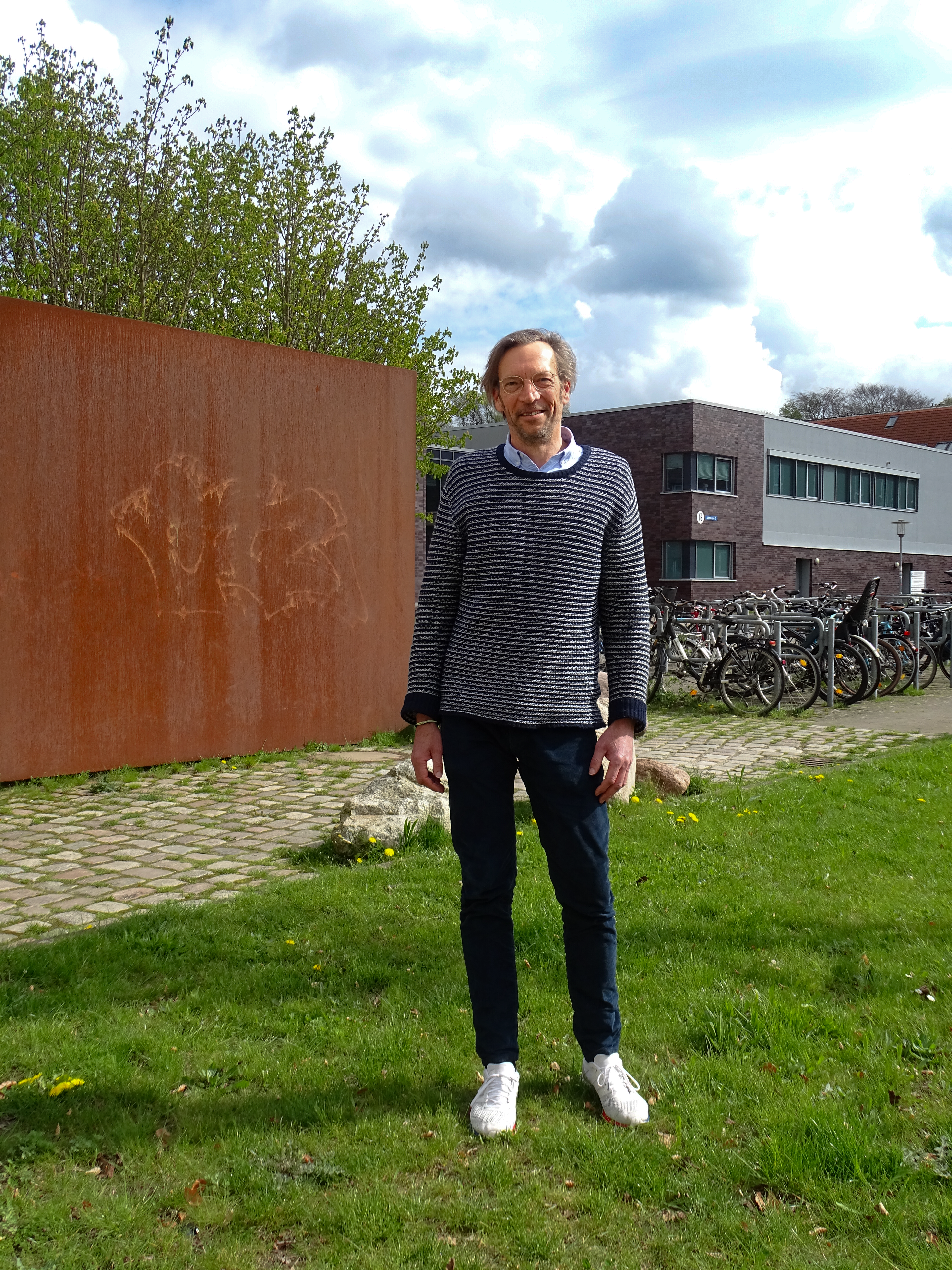 Prof. Dr. Jens Langholz von der FH Kiel am Sokratesplatz vor dem Audimax