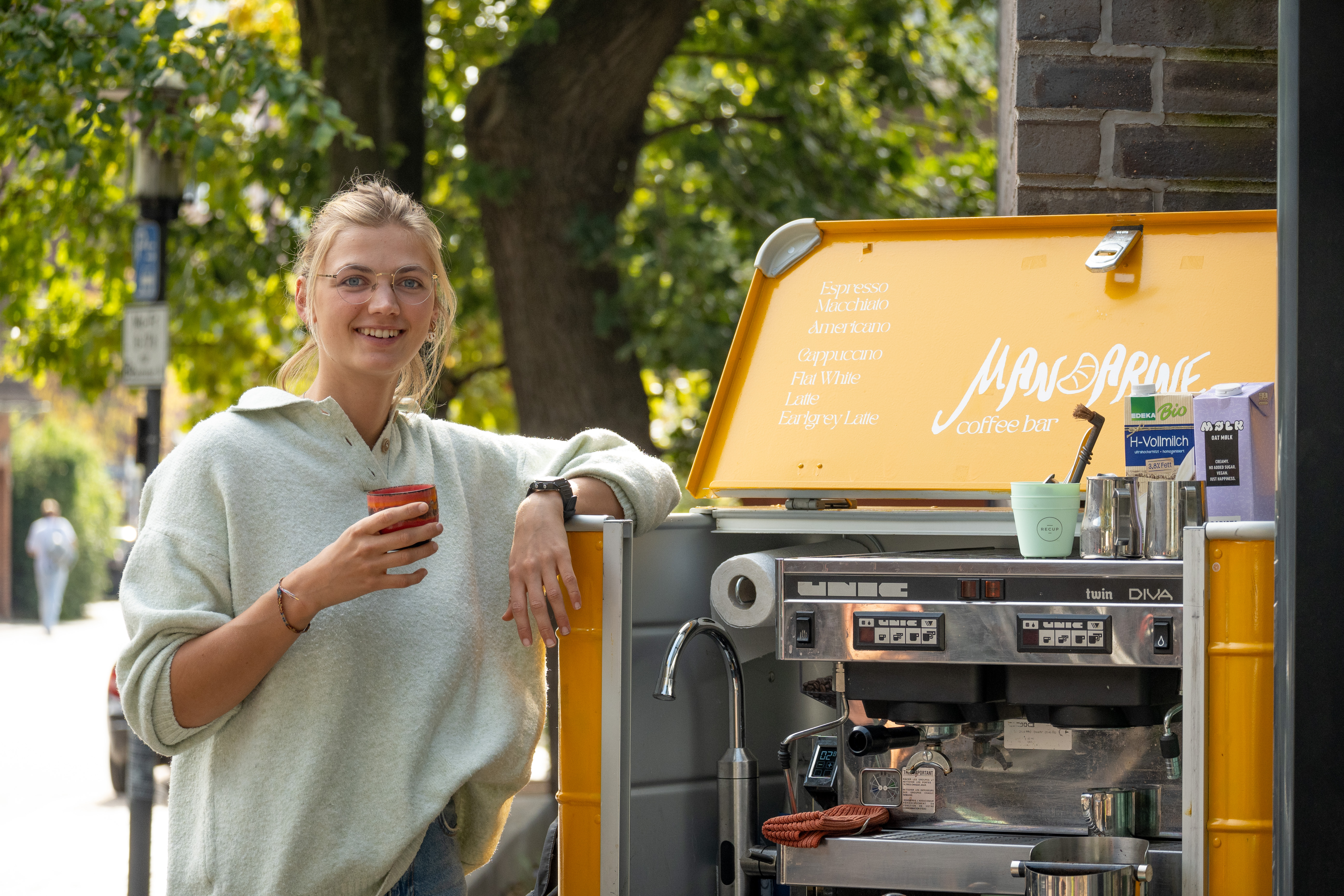 Luise Brensing neben der mobilen Coffee-Bar