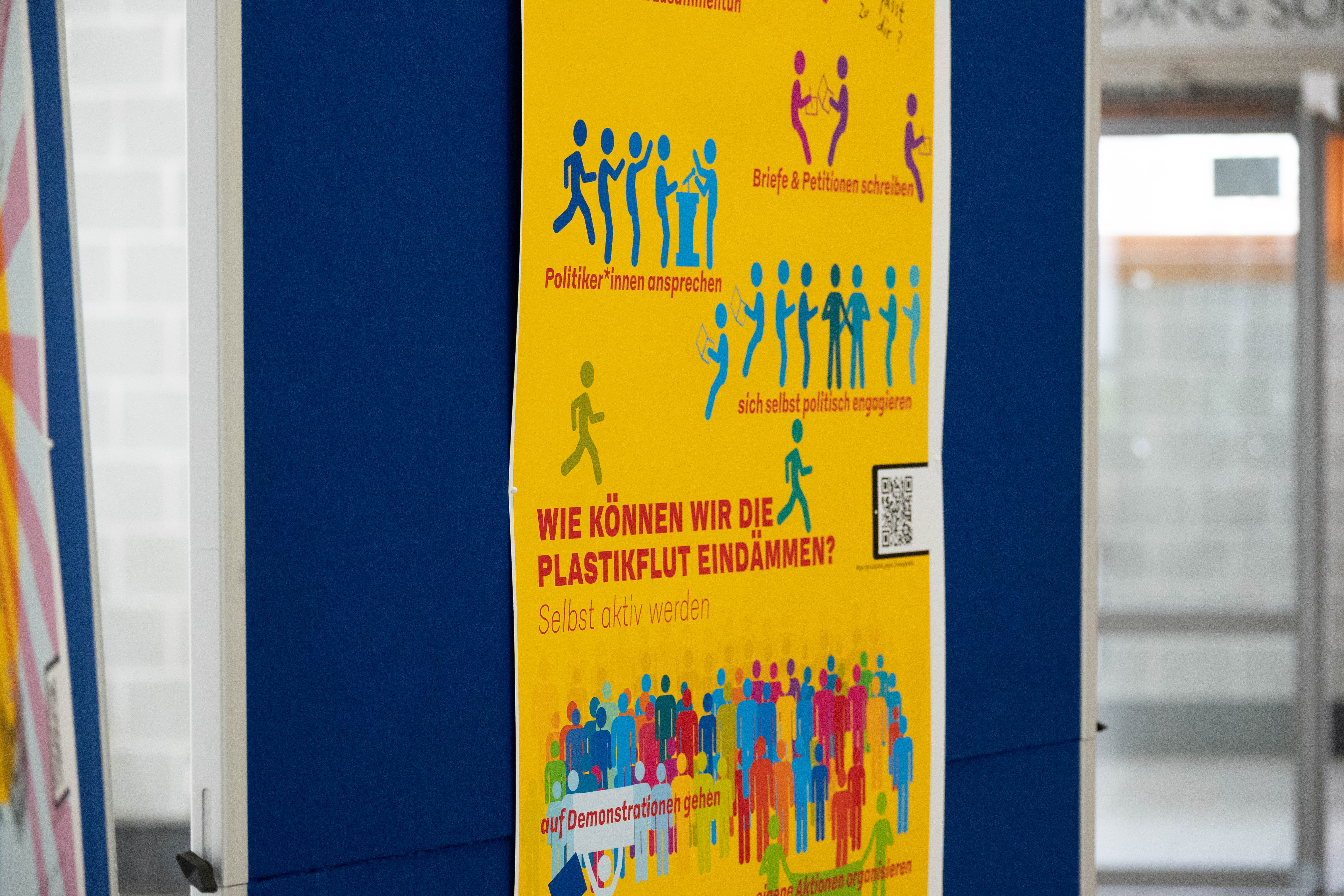 Plakat mit der Aufschrift "Wie können wir die Plastikflut eindämmen?"