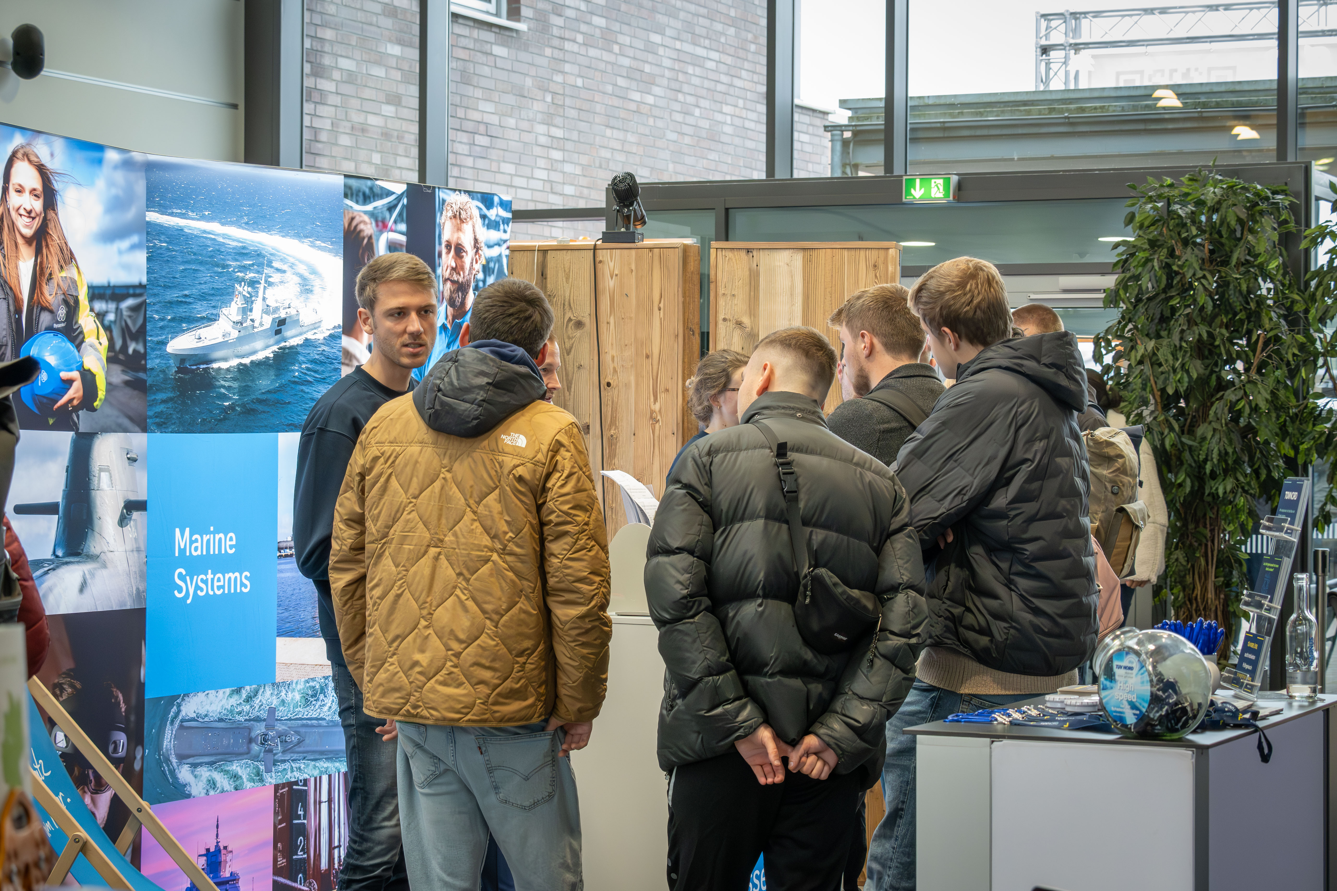 talent transfair, eine Gruppe Studierender informiert sich am Stand eines Ausstellers