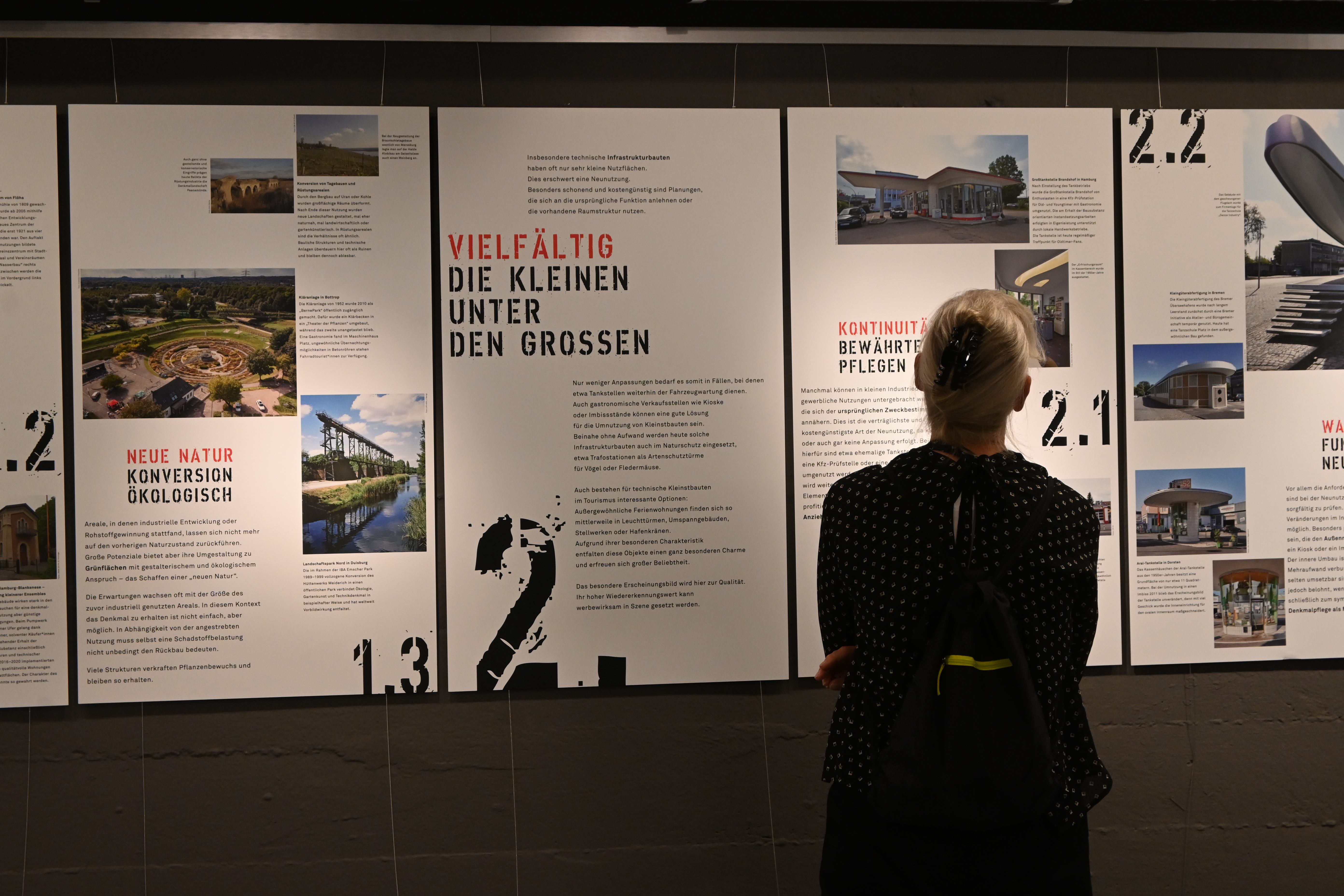 Frau vor Tafeln in der Ausstellung