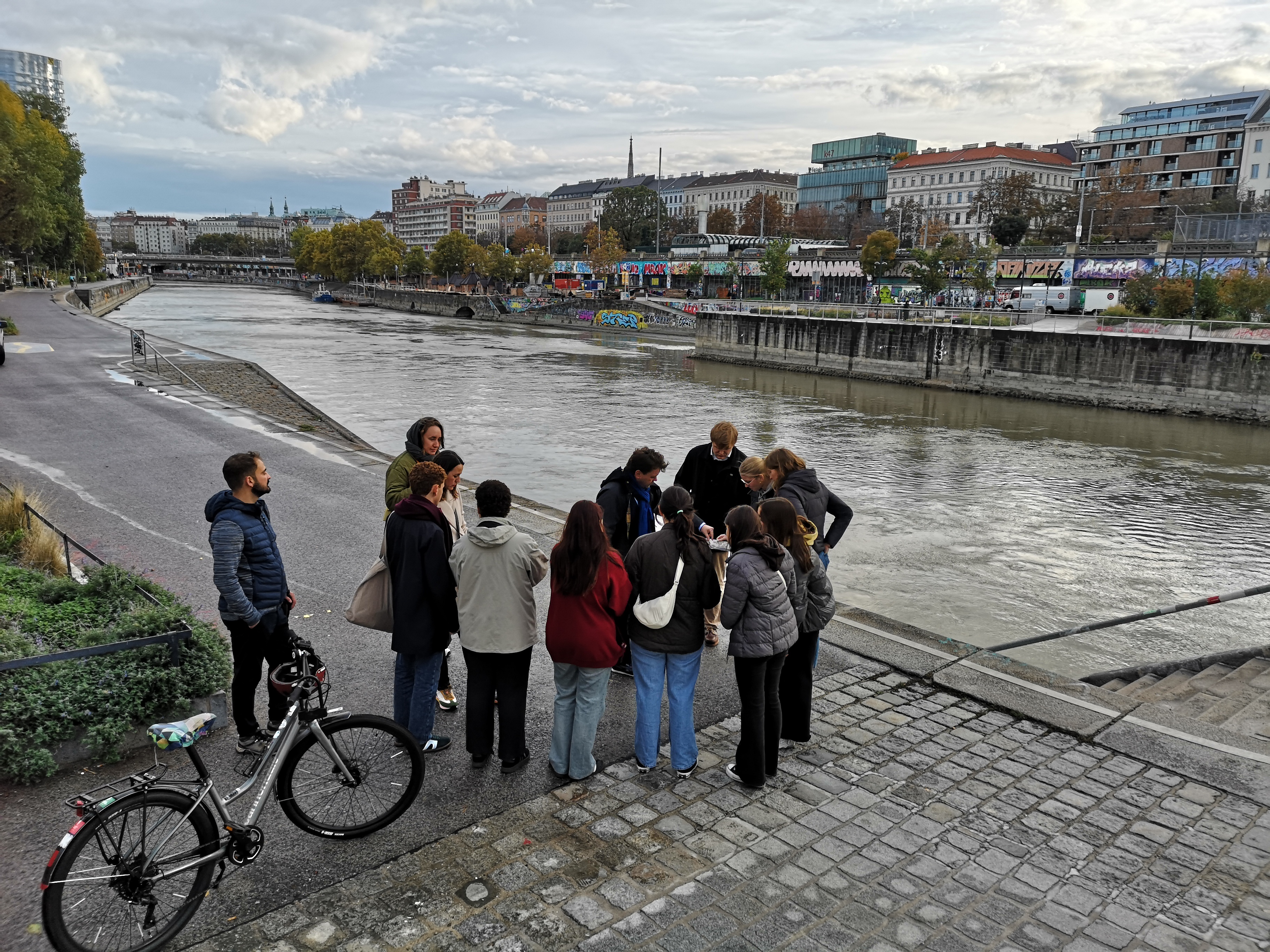 Menschen an einem Fluß