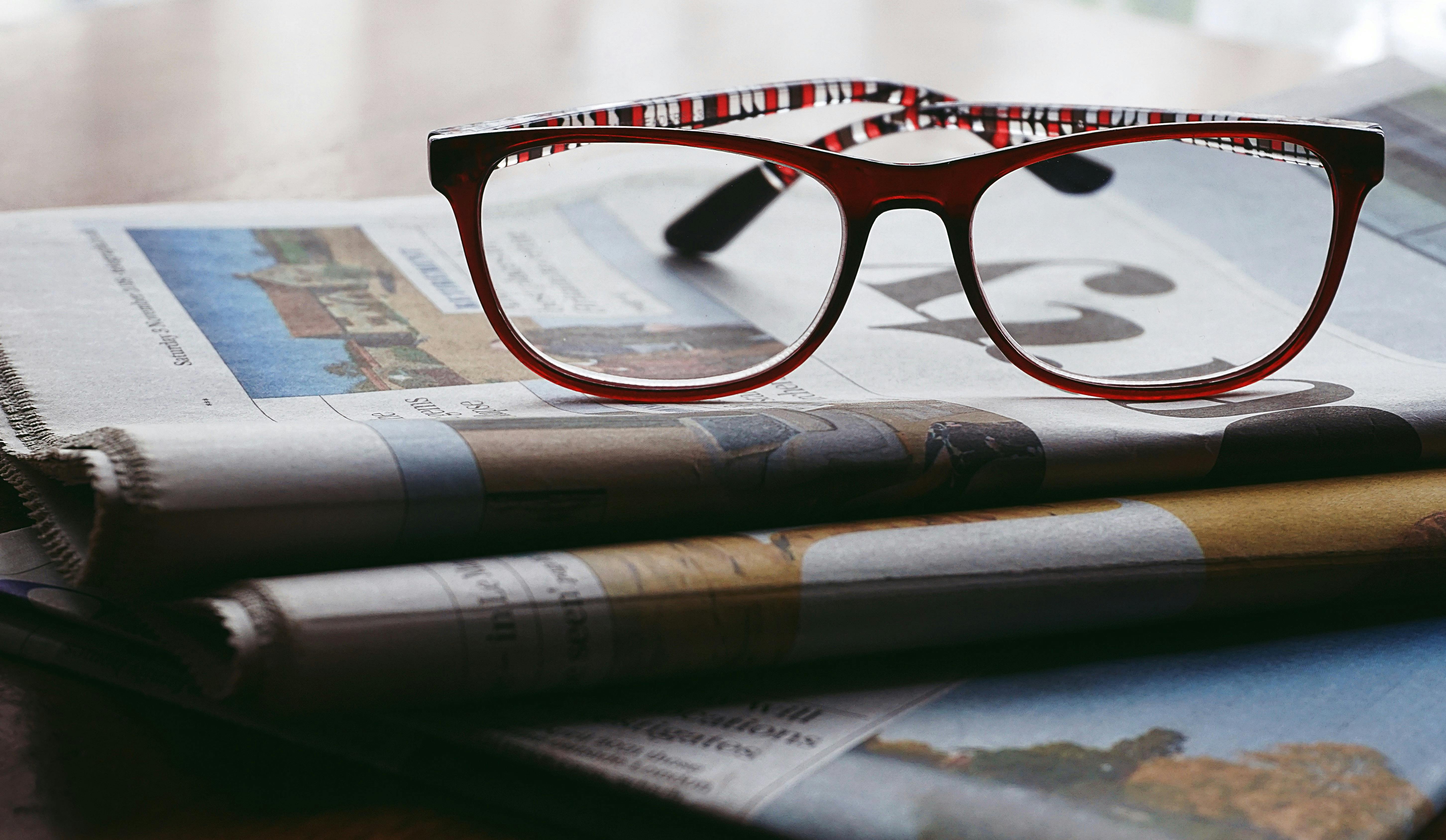 Eine Brille liegt auf ein paar Zeitungen