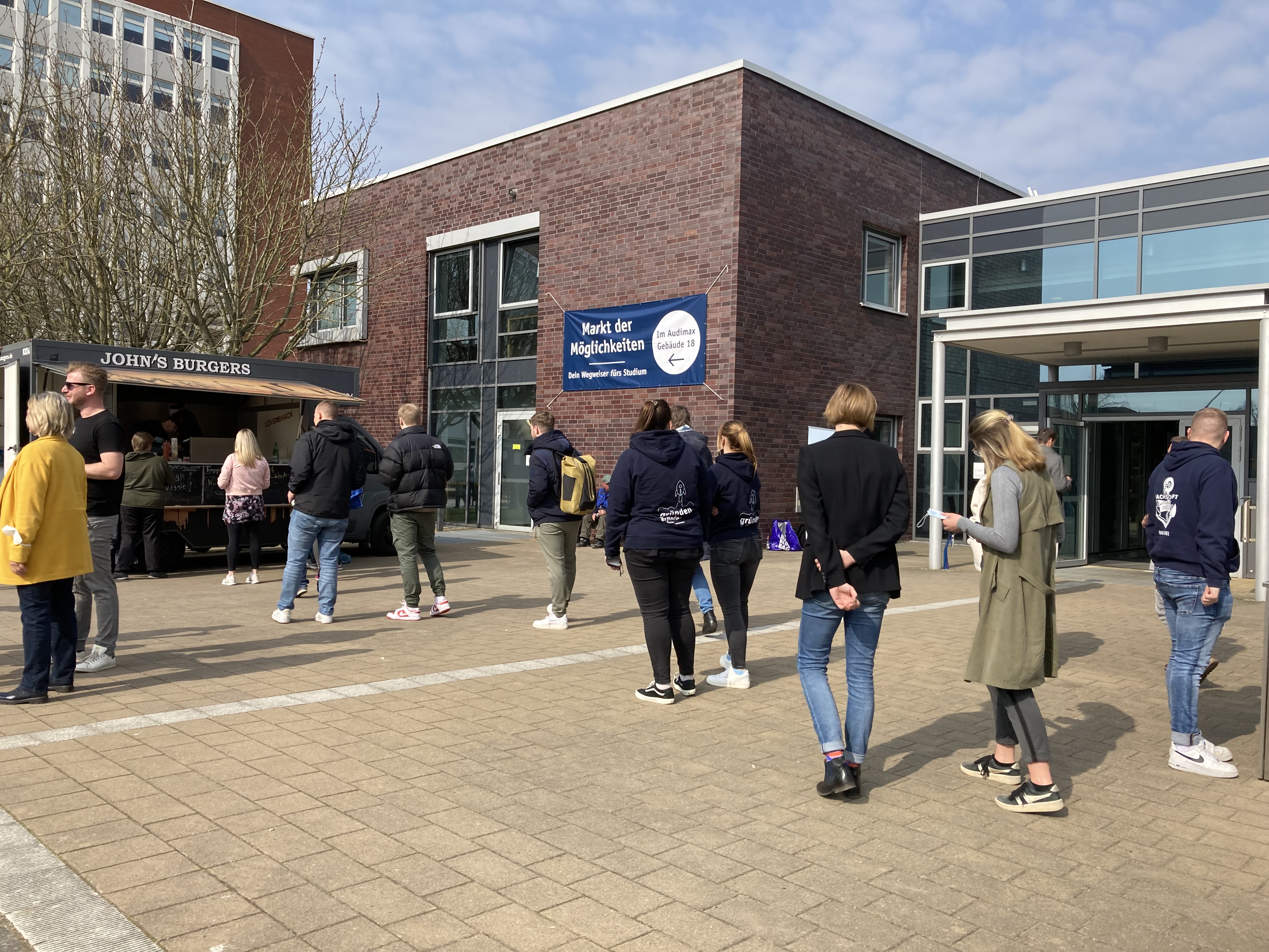 Menschen stehen Schlange vor einem Foodtruck