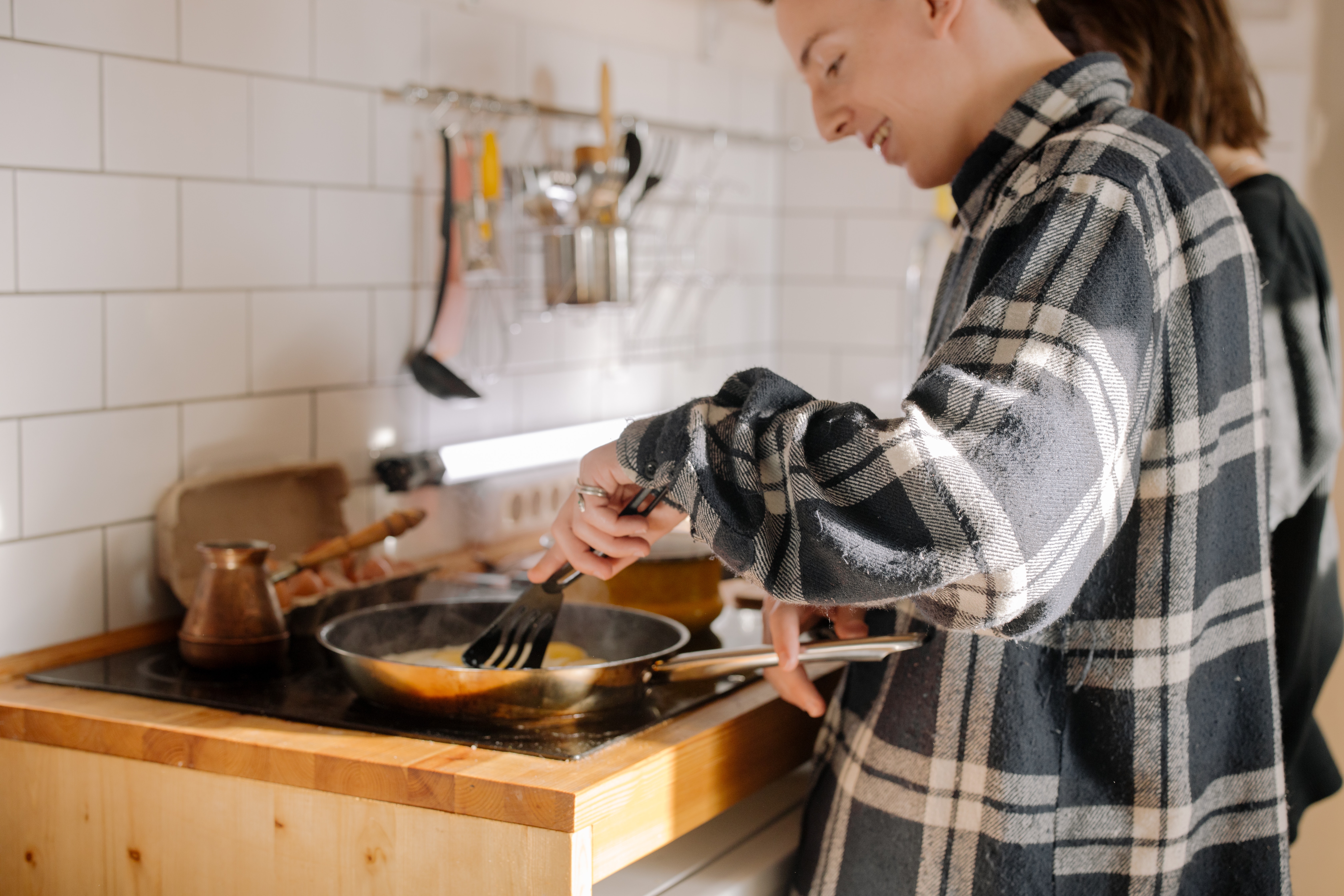 Ein Mann und eine Frau kochen gemeinsam