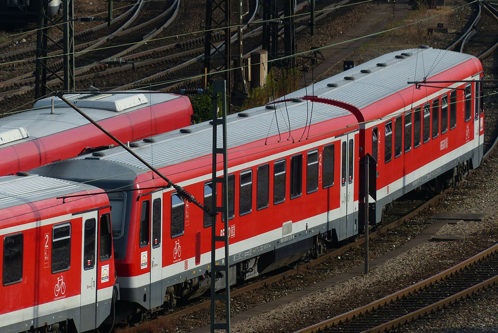 Ein rot-weisser Zug der Deutschen Bahn.