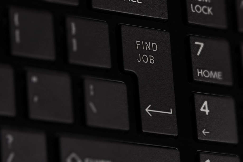Ein Ausschnitt einer Tastatur, auf der die Entertaste mit "FIND JOB" beschriftet ist.