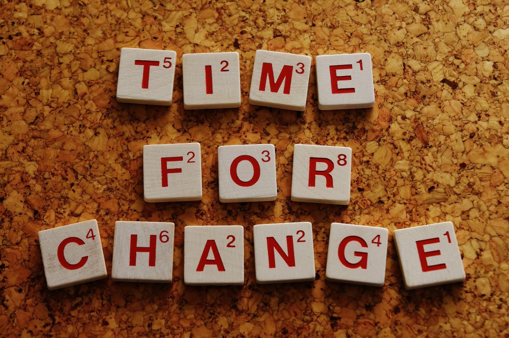 Spielsteine formen den Satz "TIME TO CHANGE".