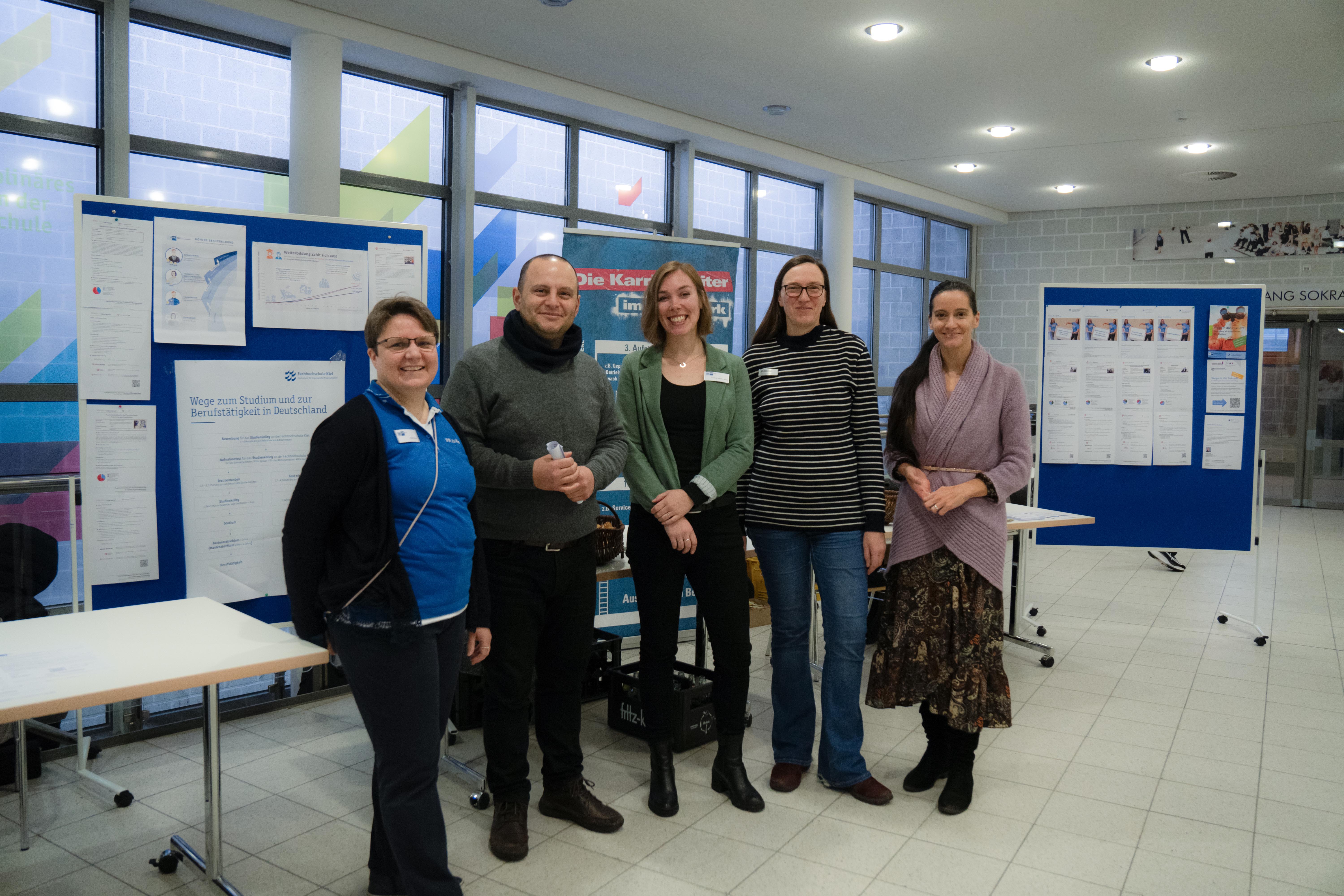 Mitarbeiter*innen von IHK und HWK vor ihrem Infostand